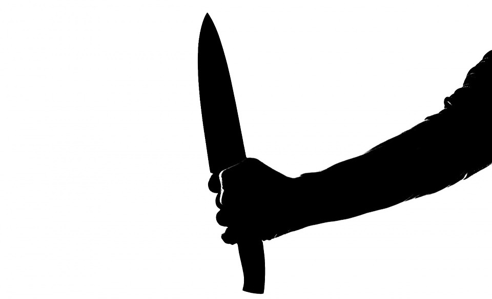 Жителя Омской области госпитализировали с обмороженными ногами и ранами в груди 