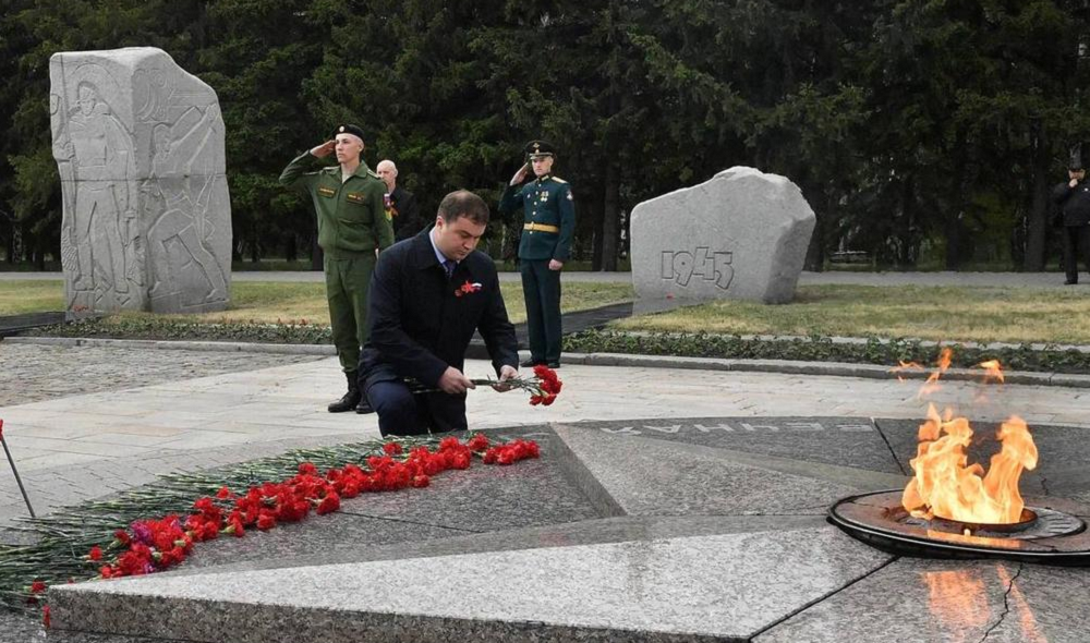 Виталий Хоценко, члены правительства и простые омичи почтили память погибших в Великой Отечественной
