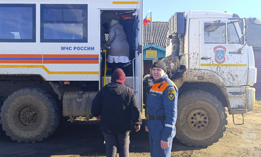 Сотрудники МЧС помогли беременной жительнице Усть-Ишимского района добраться до больницы