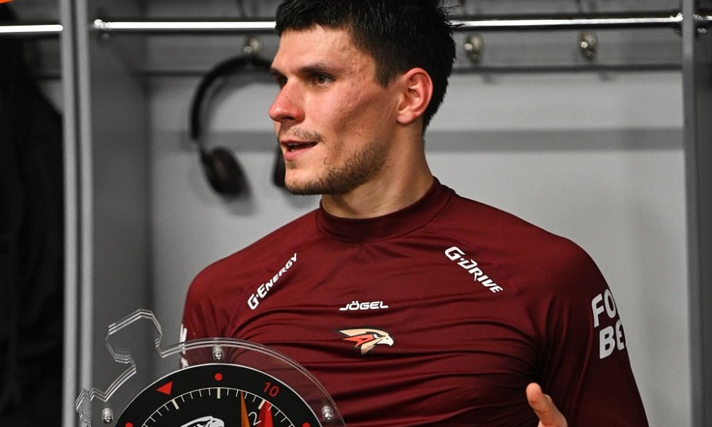 Новый вратарь омского «Авангарда» в раздевалке произнёс мотив кричалки СКА