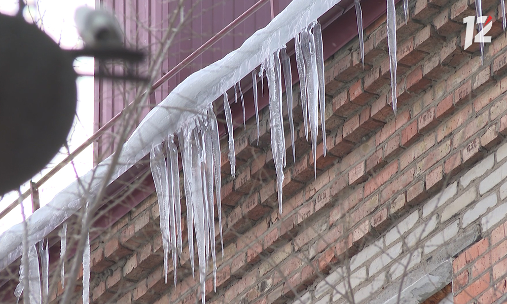 Омичей предупредили об опасности схода снега с крыш
