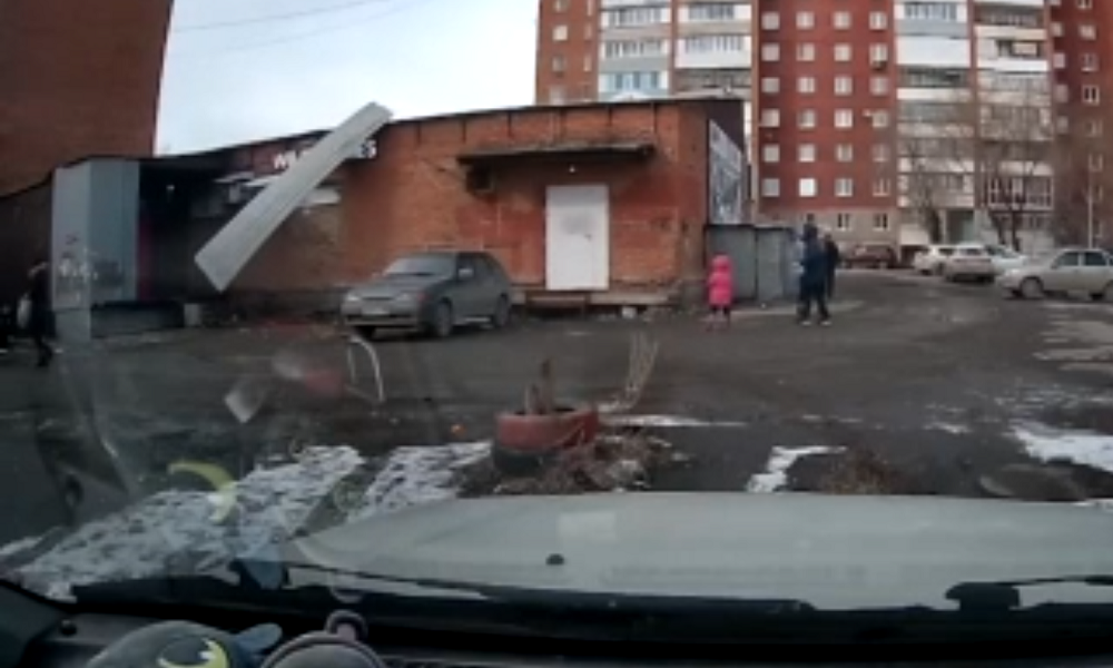 В Омске сильный ветер сносит крыши и остановки 