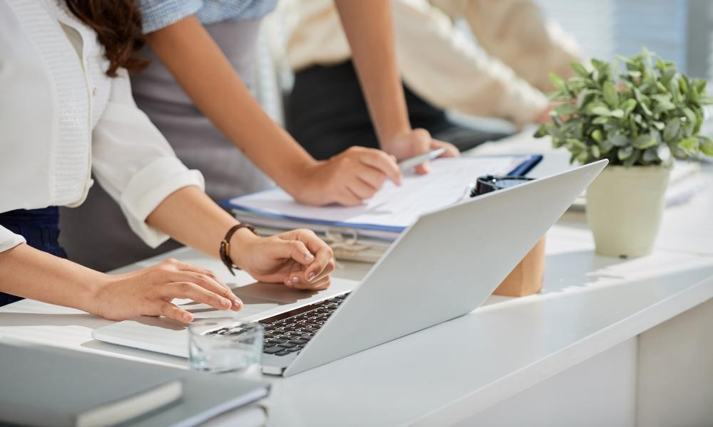 В Омске женщины предпочитают трудиться в мужских коллективах