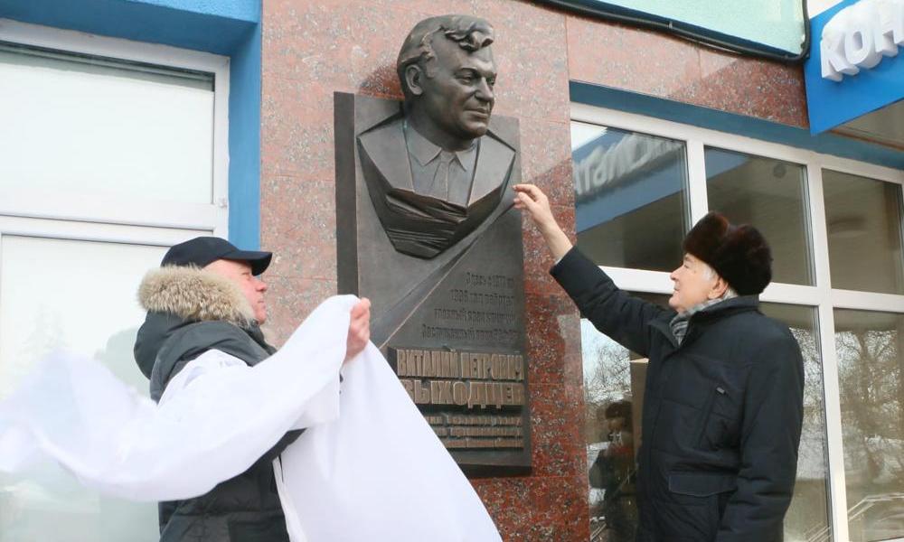 На фасаде Омской офтальмологический больницы установили мемориальную доску врачу Виталию Выходцеву 