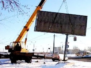 В Омске за самовольно установленные рекламные щиты взыскали с собственников более 1 млн рублей