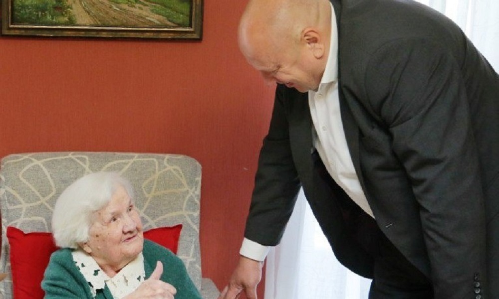 Мэр Омска Сергей Шелест поздравил с днём рождения одну из старейших жительниц нашего города — Евдокию Заболоцкую