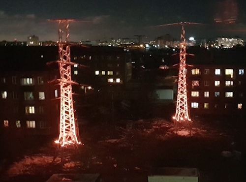 В Омске подсветили линии электропередач