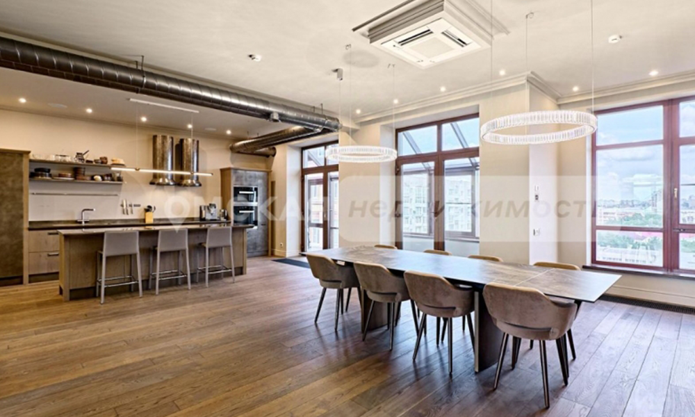 В центре Омска продают трёхуровневую квартиру с видом на Омскую крепость