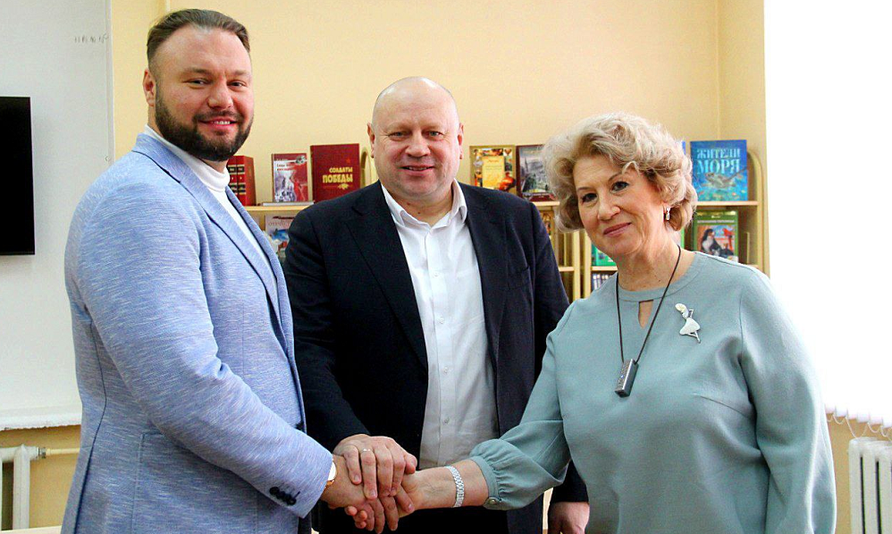 Директор ООО «ПЭТСИБ» Николай Бирюков стал меценатом омской школы № 109, которую сам окончил