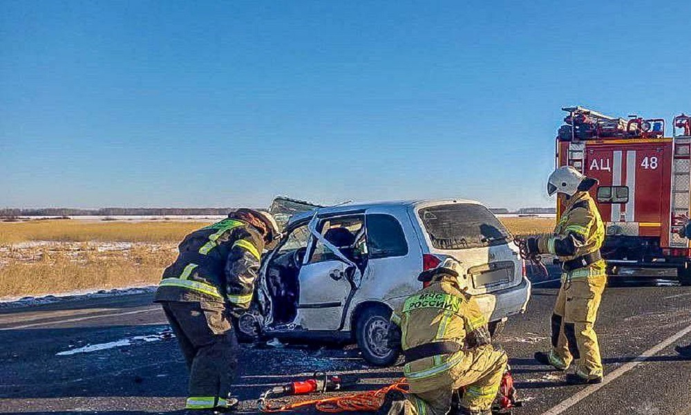 Спасатели деблокировали водителя из автомобиля после ДТП в Калачинском районе 