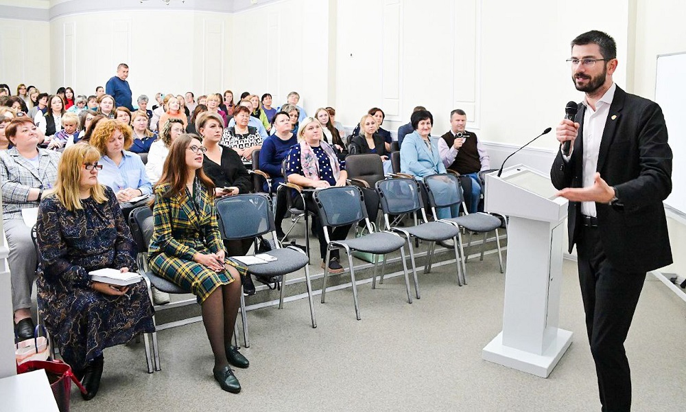 Учитель года России Алихан Динаев поделился секретами педагогического мастерства с омскими преподавателями