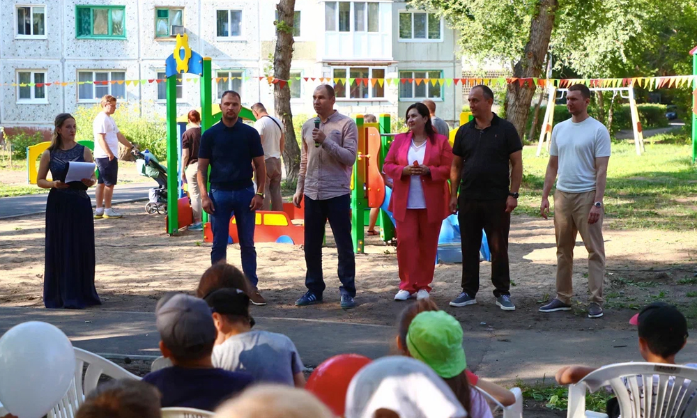 В Центральном округе Омска открыли детскую площадку по инициативе жителей