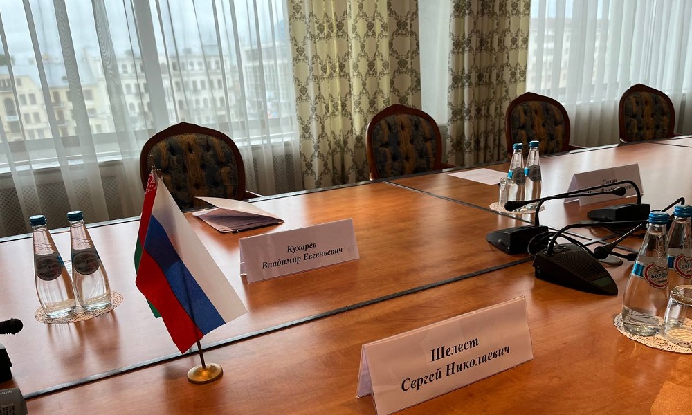 Запуск прямого рейса между Омском и Минском обсудили главы обоих городов 