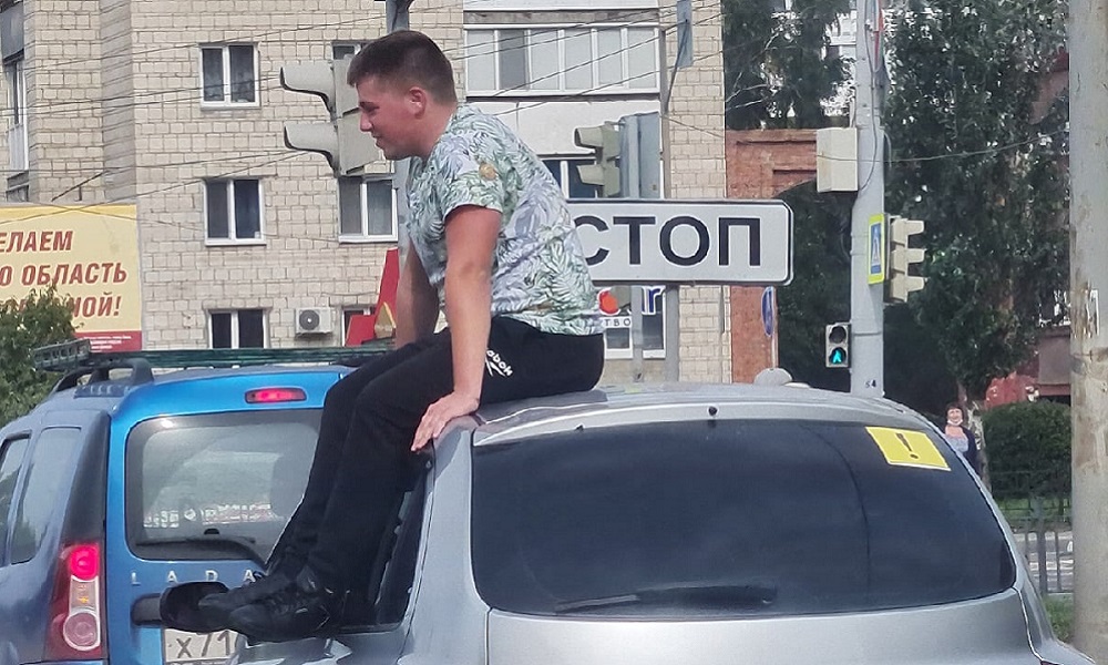 Омич решил «прокатиться с ветерком» на крыше автомобиля 