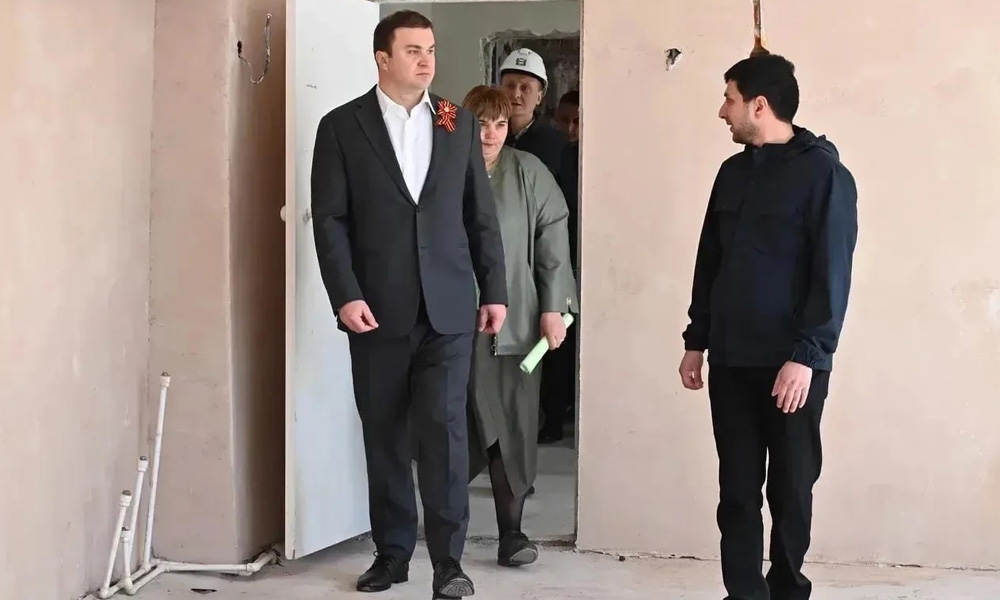 Виталий Хоценко проверил ход ремонта детского сада в Омске