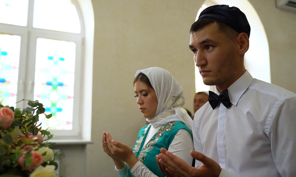 Пара из Омска победила на популярном шоу про свадьбы, удивив гостей казахскими обрядами