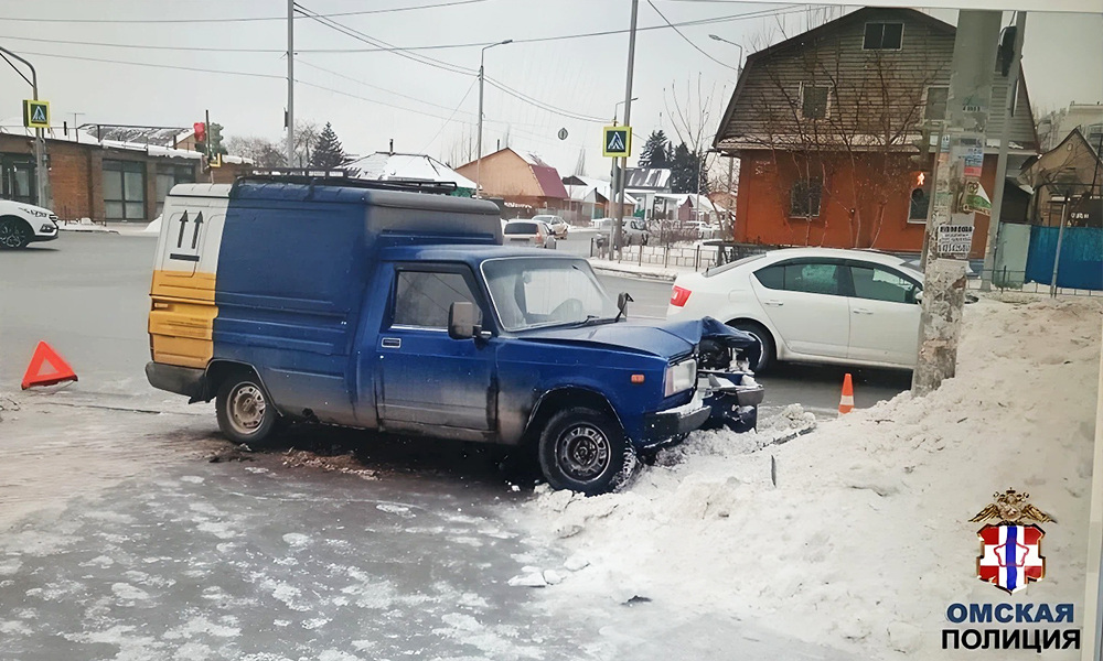 В Омске водитель сбил 71-летнюю женщину и врезался в столб
