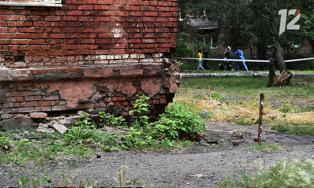 Спасатели обнаружили ещё одну крупную трещину на доме в Нефтяниках, где обвалилась стена 