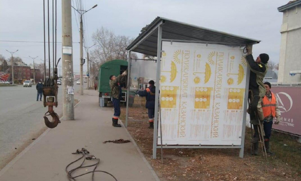 До конца года в Омске установят 100 остановочных павильонов, изготовленных заключёнными