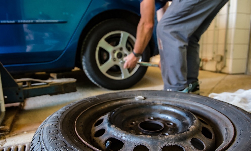 У омских шиномонтажек наступает горячий сезон