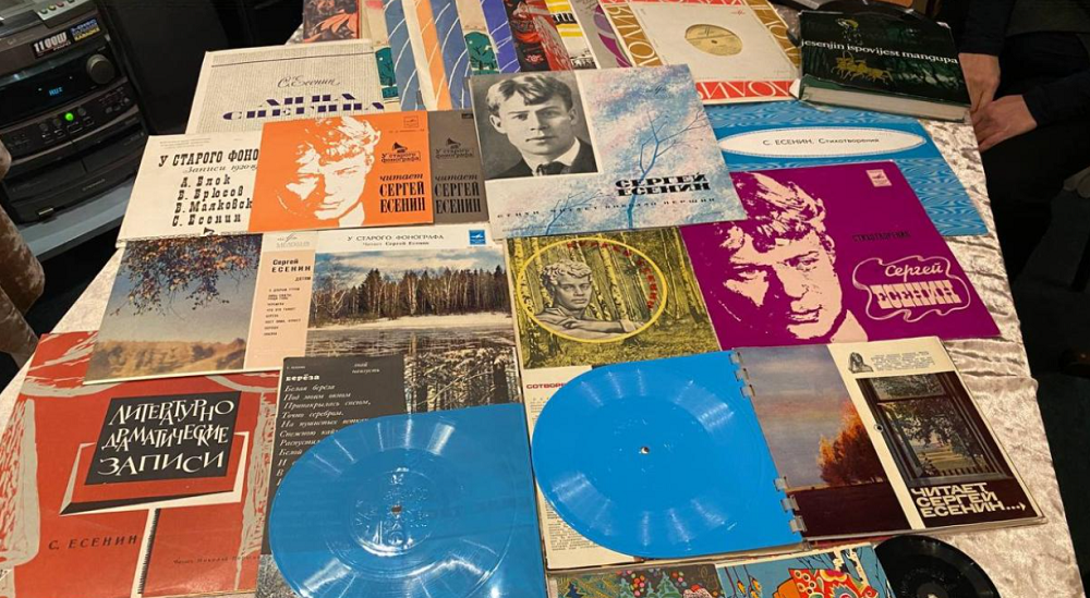 В Омске открылась выставка к 130-летию Сергея Есенина