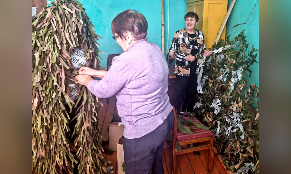 Волонтёры Бутаковского поселения изготовили партию маскировочной продукции для бойцов СВО