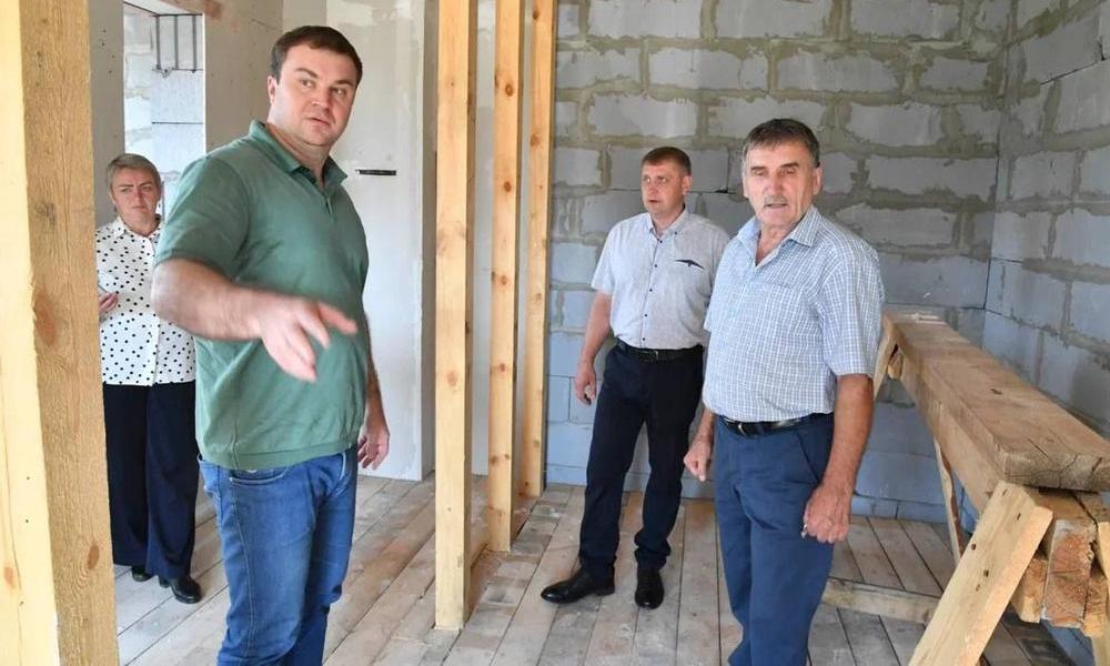 В Больших Уках Виталий Хоценко оценил ход строительства домов для детей-сирот 