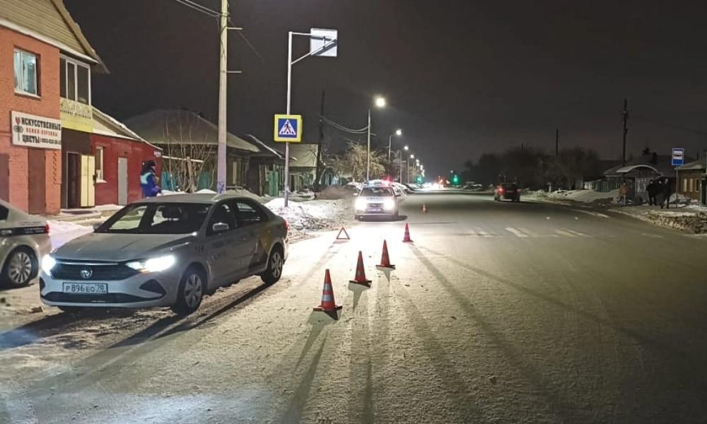 В Омске иномарка на пешеходном переходе сбила молодых людей 