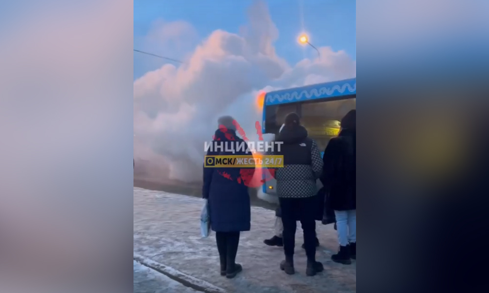 В Омске пассажирский автобус задымился на остановке