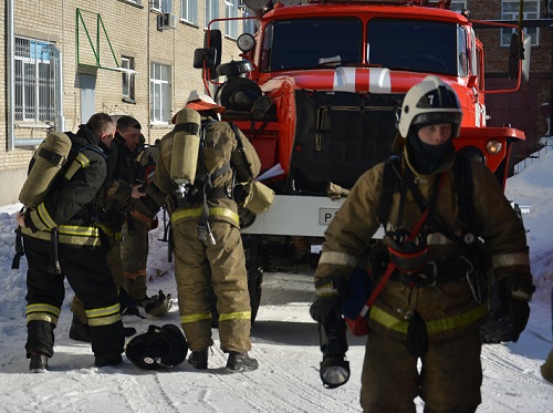 Омичей с детьми спасли из загоревшейся пятиэтажки