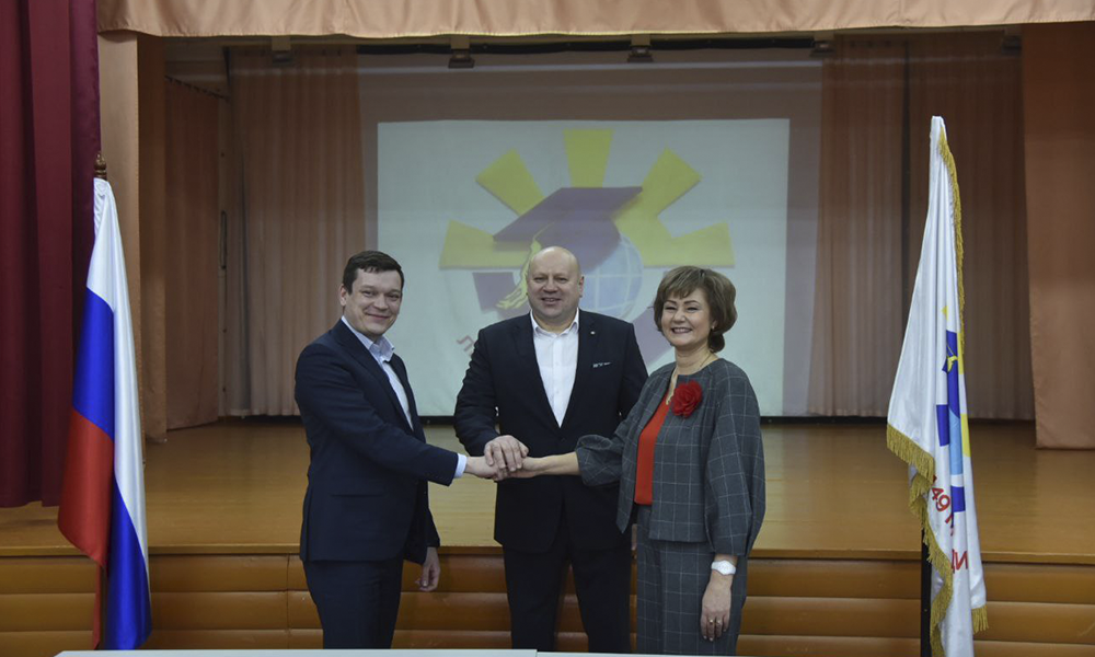 Сергей Шелест подписал соглашение с меценатом лицея № 149