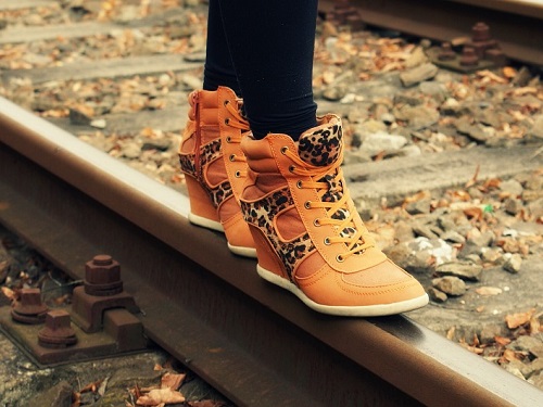 Пропавшую из Омска 16-летнюю девушку полиция нашла в Красноярском крае