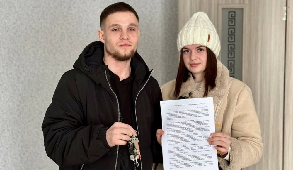 В Омской области впервые сиротам вручили ключи от квартир, переданных инвесторами