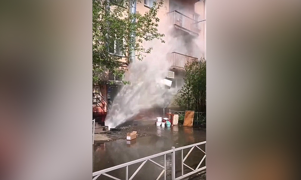 Прокуратура Омской области заинтересовалась прорывом трубы на проспекте Маркса