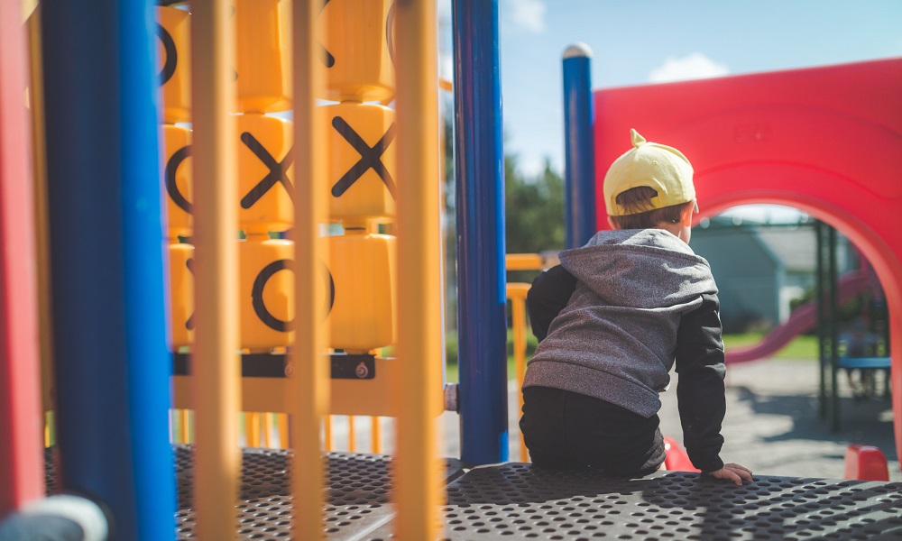 В Омске подрядчика заставили исправлять дефекты, обнаруженные при строительстве детских площадок 