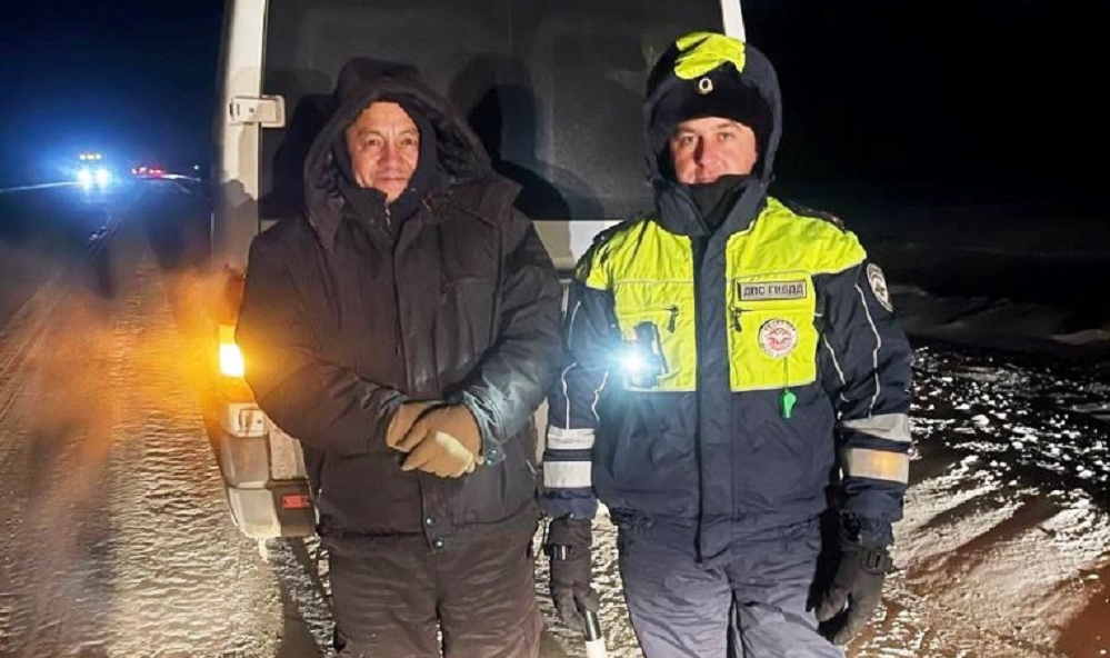 Омские сотрудники ДПС не дали замёрзнуть на трассе в морозы двум водителям и пешеходу