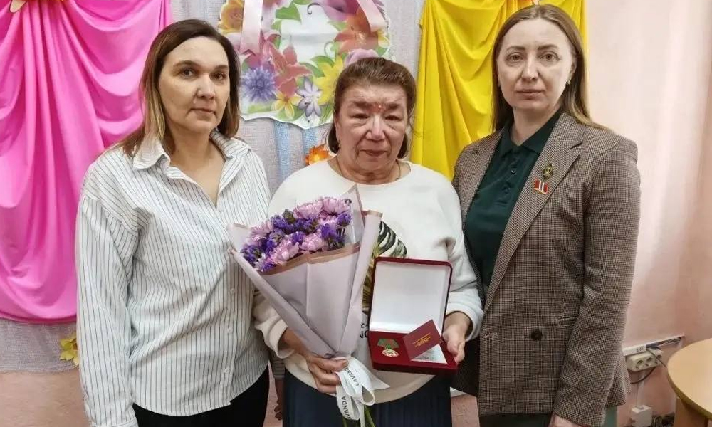 Семье бойца СВО из Таврического района передали медаль из Запорожья