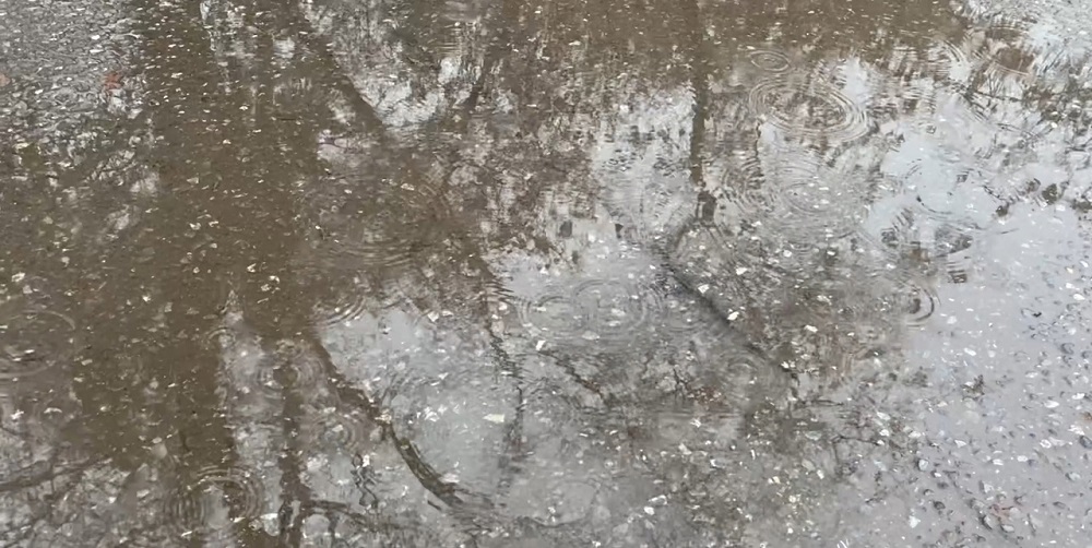 Погода снова удивляет: на Омск обрушился сильный ливень