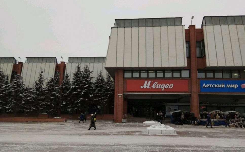 Торговый центр «Омский» демонтирует знаменитые входные двери и меняет их на новые