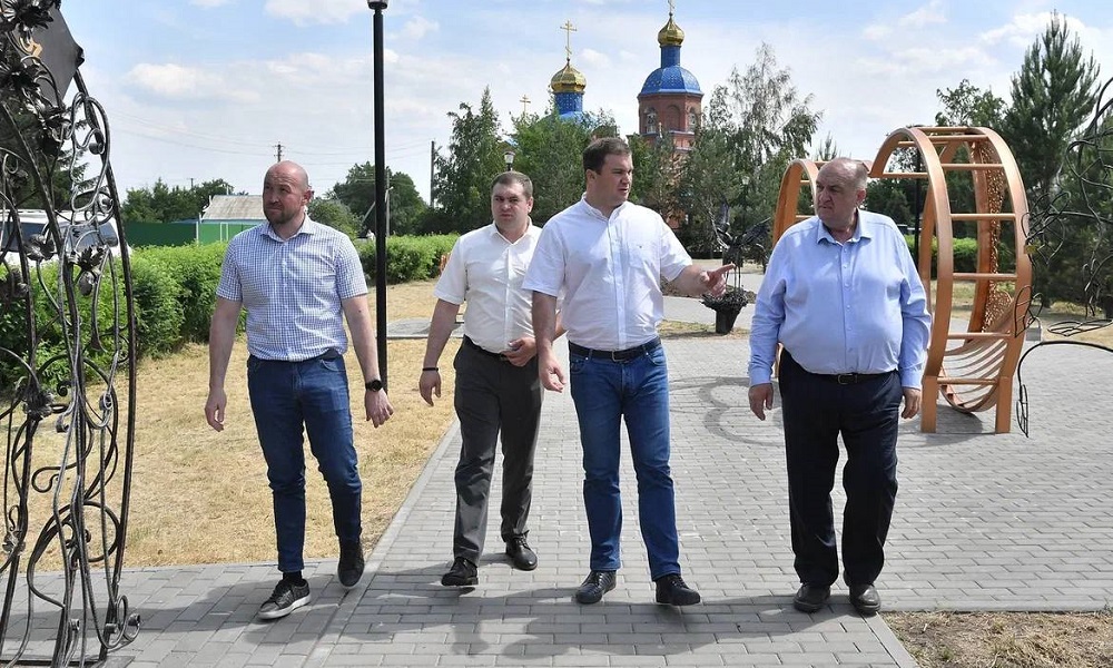 Виталий Хоценко оценил благоустройство сквера Молодожёнов в Нововаршавском районе