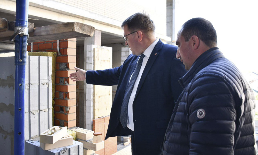 Иван Кротт посетил строительную площадку Исилькульской школы