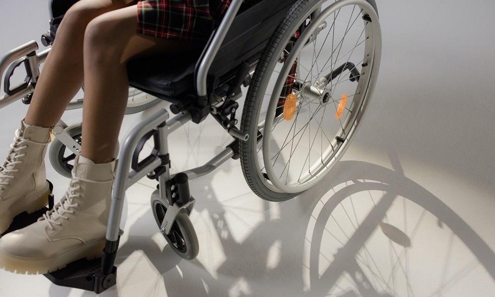 Суд защитил омичку, которая из-за наледи на пандусе упала в инвалидной коляске