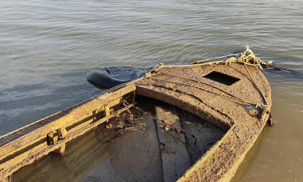 У Советского пляжа в Омске подняли лодку, пролежавшую на дне Иртыша около 50 лет