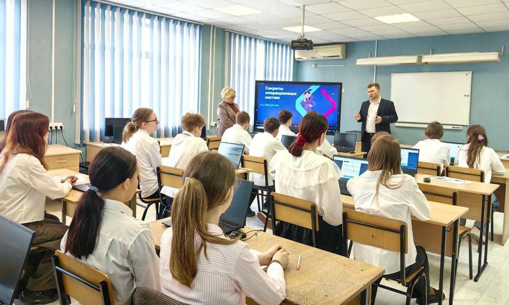 Омские школьники изучают секреты операционных систем на всероссийском «Уроке цифры»