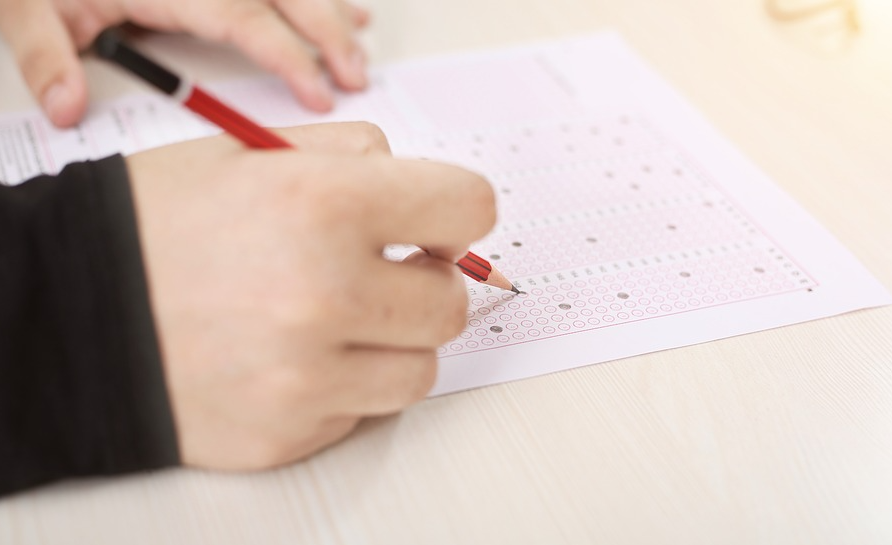 Омские школьники сдают в этот понедельник устную часть ЕГЭ по иностранному языку