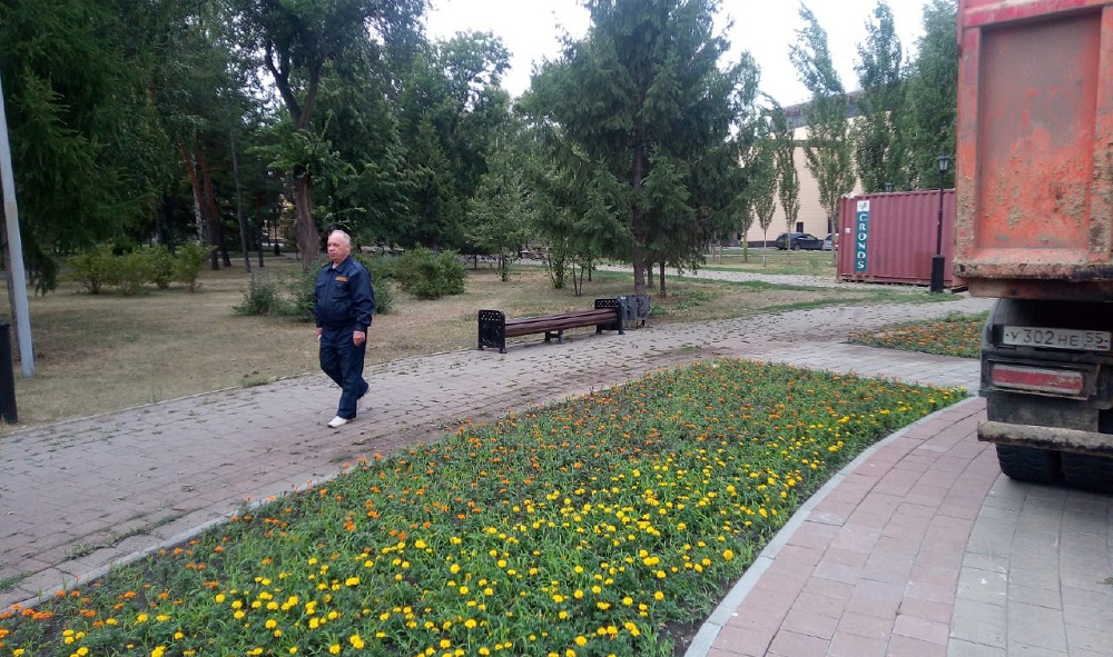 В Театральном сквере Омска вновь появились отремонтированные лавочки 