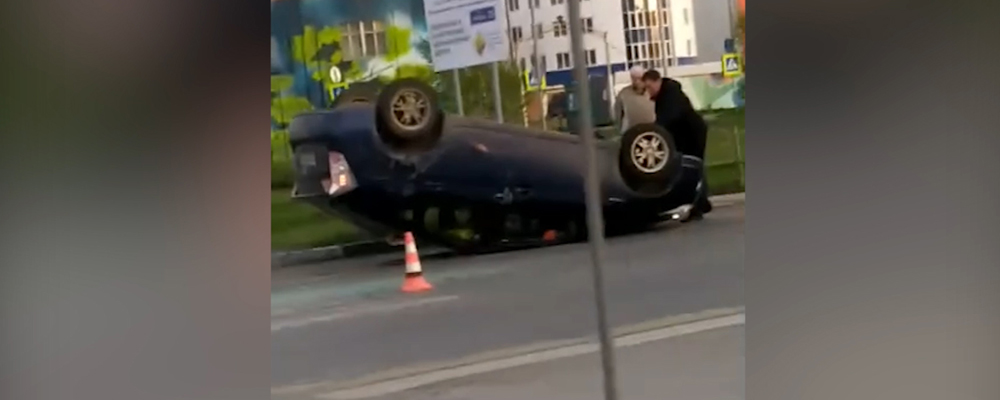 В Омске автомобилист снес ограждение