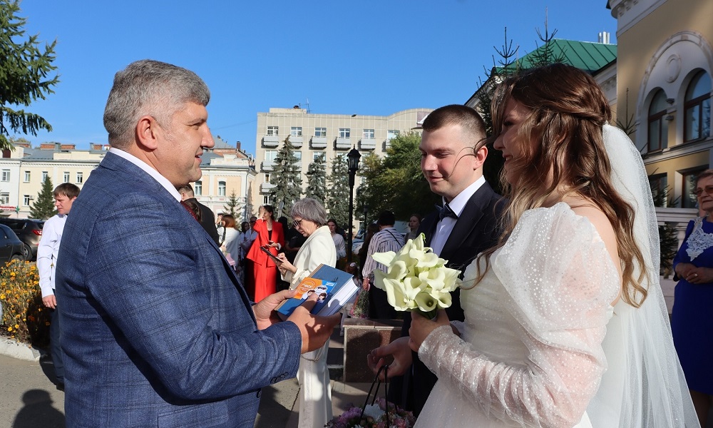Новобрачные двух омских округов получили поздравления от депутатов «Единой России»