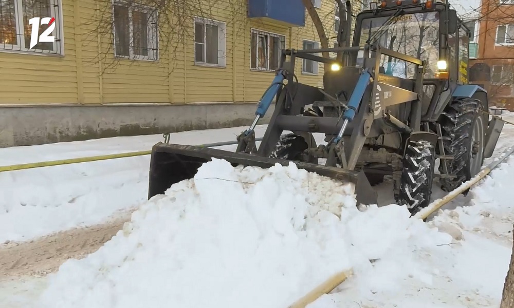 Омские сотрудники УДХБ очищают дороги от снега и наледи