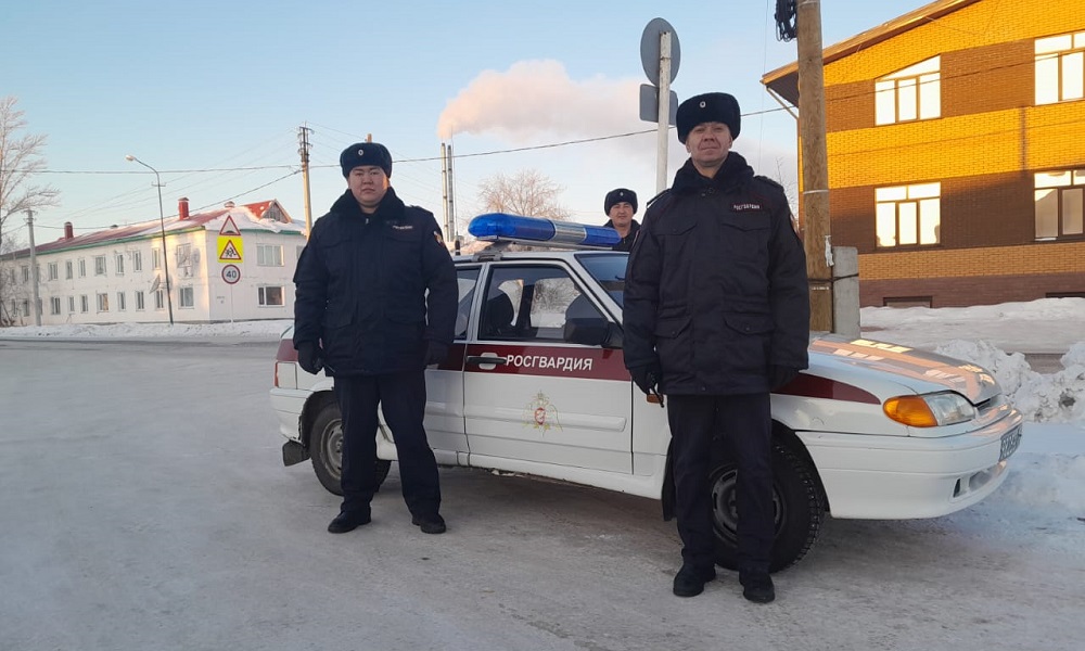 В Омской области росгвардейцы спасли женщину, которая потеряла сознание на улице